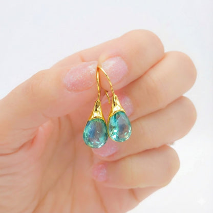 Gouttes de verre bleu, ton doré | Boucles d'oreilles
