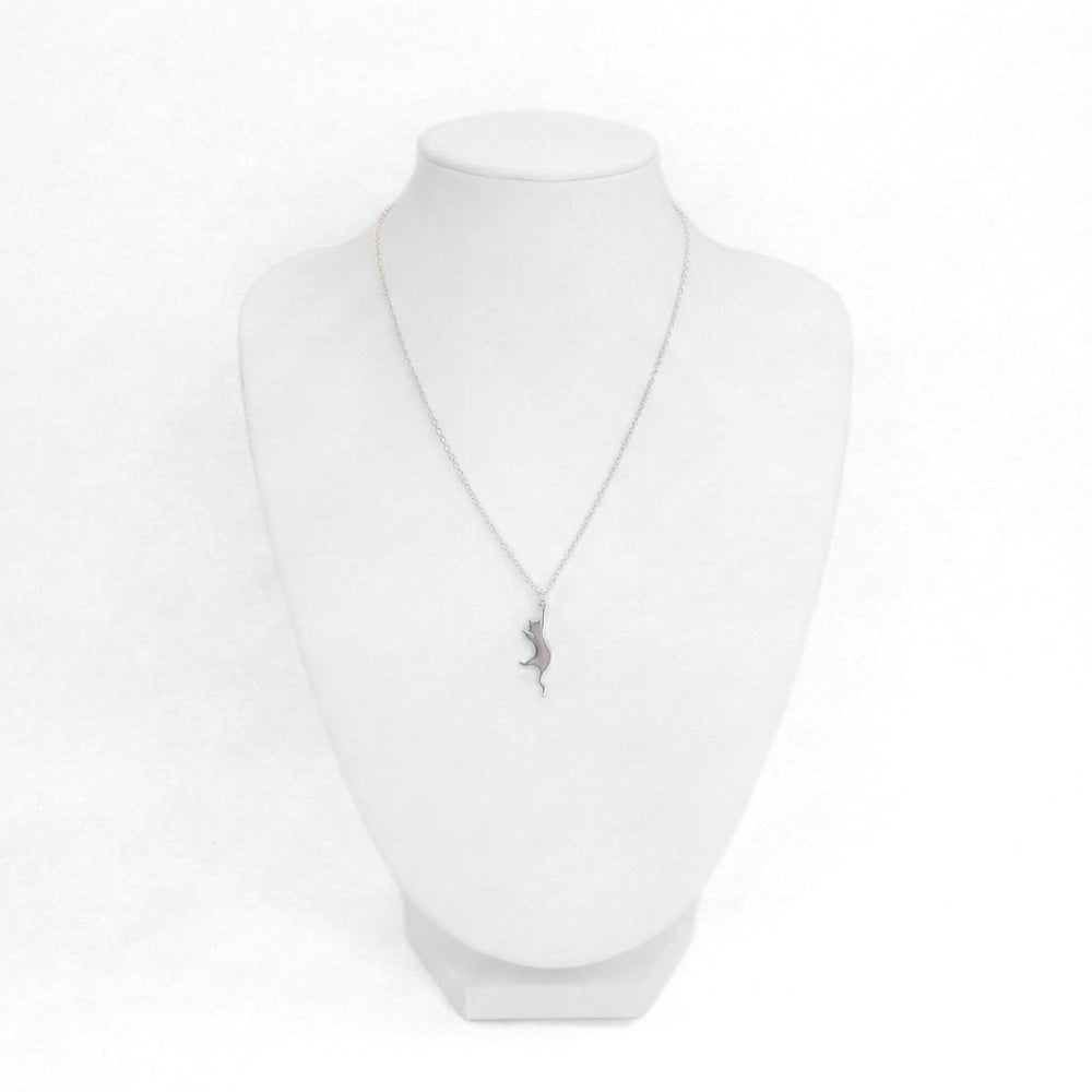Pendentif chat « Accroche-toi » | Collier