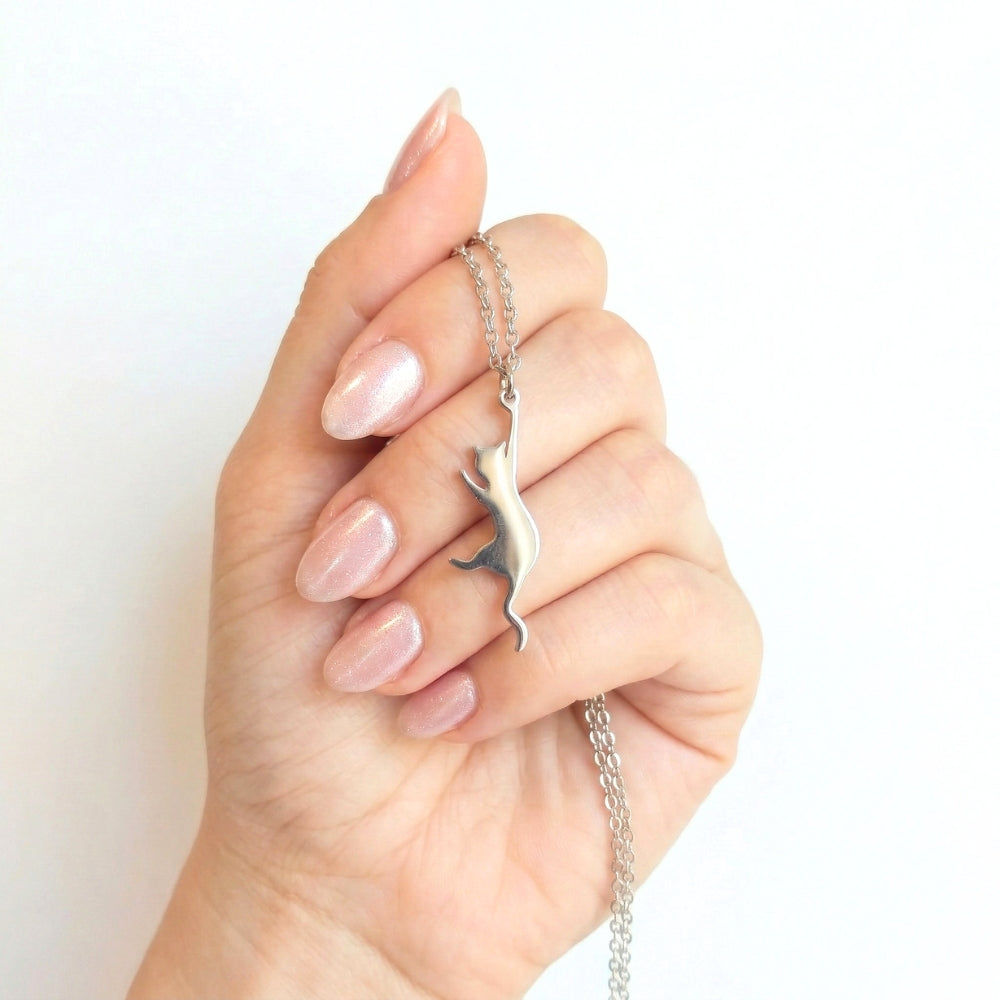 Pendentif chat « Accroche-toi » | Collier
