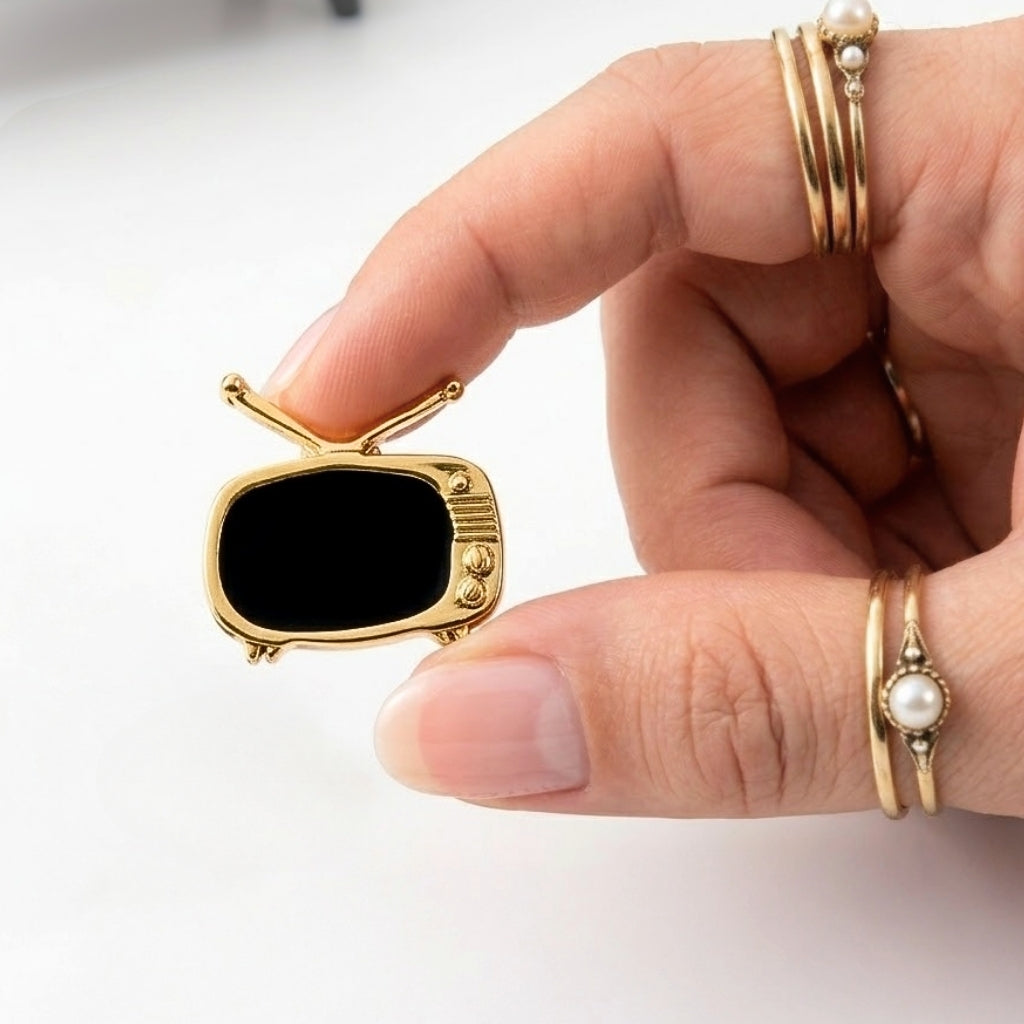 Téléviseur doré vintage | Pin's de collection